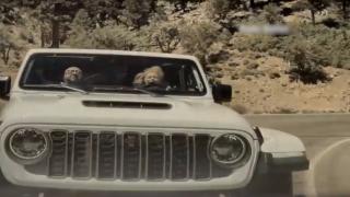 Accident bizar în Las Vegas. Doi români au scăpat ca prin minune după ce Tesla lor a fost lovită, iar maşina a accelerat de una singură