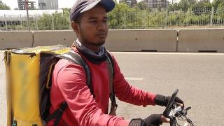 Reacţia unui curier din Bangladesh care livrează mâncare pe 40 de grade în Bucureşti: "Îmi arde faţa"