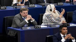 Diana Șoșoacă, cu mir, tămâie și icoane la prima ședință a Parlamentului European. De ce a boicotat-o pe Roberta Metsola