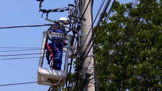 Statul vrea să-i premieze pe românii care nu-şi spală rufele seara. Oficialii din Energie caută soluţii pentru evitarea unui blackout