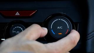 Greșeala clasică atunci când dai drumul la aer condiționat în mașină. Ce trebuie să știe șoferii