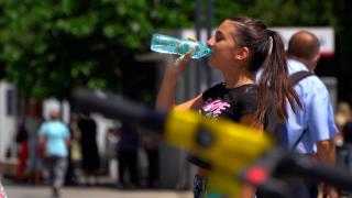 Cum se face hidratarea corectă pe timp de caniculă? La ce trebuie să fim atenţi