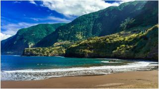 Destinația din Europa unde poți face plajă la temperaturi de primăvară. Nisipul e negru și foarte fin, iar turiștii înoată cu delfinii