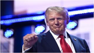 Donald Trump a intrat pe scenă ca un luptător profesionist. A promis că va încheia războaiele cu un telefon și l-a atacat din nou pe Joe Biden