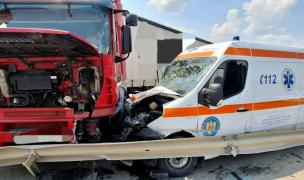 Ambulanţă spulberată de TIR, pe autostrada A1, sensul spre Bucureşti. Roţile camionului s-au blocat în mers