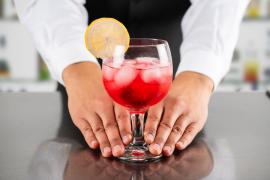 Vânzătorii şi chelnerii, obligaţi de lege să ceară buletinul înainte de a oferi alcool sau ţigări. Amenzi uriaşe pentru ei dacă nu fac asta