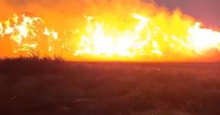 Incendiu puternic la un depozit de furaje din Mehedinţi. Pompierii au intervenit cu mai multe autospeciale