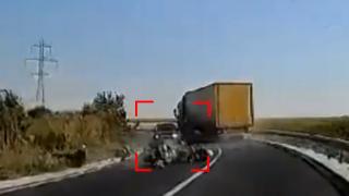 Filmul accidentului în care trei motocicliste au intrat într-un TIR. Una dintre ele consumase alcool