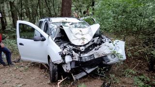 O maşină în care se aflau 5 persoane a căzut în prăpastie, în Pasul Caşin. Care e starea victimelor