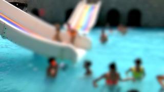 Filmul tragediei din Delta Dunării. După ce l-a lăsat nesupravegheat câteva minute, mama şi-a văzut fiul de 3 ani pe fundul piscinei şi a sunat la 112