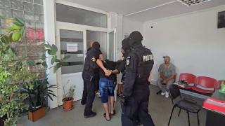 Principalul suspect în cazul crimei din Brăila, adus la IML. Procurorii spun că "nivelul de deghizare e nemaiîntâlnit": cum a încercat să-şi şteargă urmele