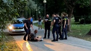 Cu sticla de alcool în mână și cu muzica la maxim în boxă, un tânăr a scos pistolul și a amenințat trecătorii, în Satu Mare. Erau și copii printre ei
