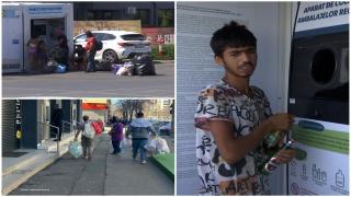 Fac averi din PET-urile aruncate la gunoi. Câţi bani câştigă zilnic un tânăr care duce la reciclat sticlele de pe plajă
