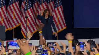Kamala Harris, două procente în faţa lui Trump în primul sondaj, după retragerea lui Biden. La primul său miting electoral, vicepreşedinta SUA îl atacă pe republican