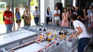 Cel mai puternic laser din lume, studiat de zeci de elevi şi studenţi prin Fundaţia Dan Voiculescu. Tinerii au interacționat direct cu cercetători de top