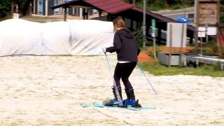 Locul din România unde se schiază în mijlocul verii. Cât costă o oră pe pârtie