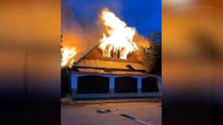 Familie din Piatra-Neamţ, rămasă pe drumuri după  ce un incendiu le-a mistuit locuinţa. Oamenii au privit cum agoniseala de-o viaţă se face scrum