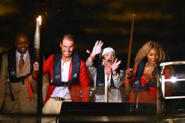 JO 2024. Moment spectaculos cu Nadia Comăneci, pe Sena. Românca a purtat flacăra olimpică alături de Nadal, Serena Williams și Carl Lewis