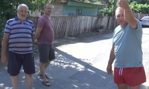 Localnicii din Movileni trăiesc de 3 ani sub teroare. Se tem că locuinţele se vor prăbuşi din cauza camioanelor care trec zilnic prin faţa porţilor