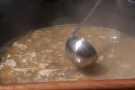 Ciorba Brodenlawend, principala atracţie din programul Astra Multicultural de la Sibiu. Turiştii, fascinaţi de preparatele tradiţionale