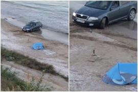 Un şofer, rămas împotmolit cu maşina pe o plajă din 23 August. "Ăsta da şmecher, dă-i tată"