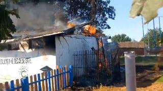 Supărat după o ceartă cu părinţii, un băiat de 14 ani a dat foc la toaleta din curtea şcolii din Devesel. Pagubele sunt uriaşe