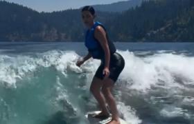 Kim Kardashian s-a apucat de surf. Vedeta a luat lecţii de la campionul mondial Austin Keen