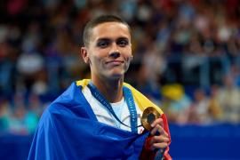 David Popovici a scris istorie la JO 2024 pentru România, devenind primul înotător bărbat care obţine aurul. Moment de pus în ramă la intonarea imnului