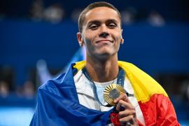 "Băiatul de aur al României". Popovici are întreaga planetă la picioare: părinţii şi iubita au plâns în tribune după aurul olimpic