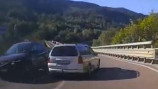 "Era să intre în noi!" Momentul în care un şofer vine cu viteză pe contrasens pe viaductul Siriu şi evită la secundă un accident