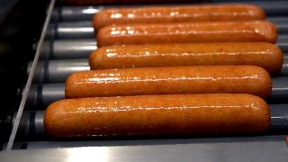 Studiu: Consumul excesiv de carne procesată creşte riscul apariţiei demenţei. Alimentele pe care trebuie să le evităm