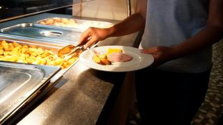 De la hotel, la spital: 15 turişti din Mamaia, inclusiv 3 copii, cu simptome de toxiinfecţie alimentară. Control ANPC