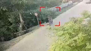 Băiat de 6 ani, împins în râpă de un prieten care a dus joaca la un pas de tragedie. Momentul a fost filmat