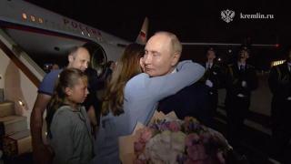 Poveste demnă de serialul "The Americans". Cei doi copii ai spionilor eliberaţi au aflat că sunt ruşi de abia în avion. Putin i-a salutat în spaniolă