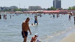 Peste 100.000 de turişti vor umple plajele în acest weekend. Preţurile înainte şi după minivacanţa de Sf. Maria
