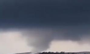 Mini-tornadă în Bistriţa. Cum se formează fenomenul rar şi spectaculos