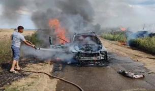 Mașina unei familii a luat foc în mers, pe un drum din Iași. Părinții și copilul s-au salvat la timp