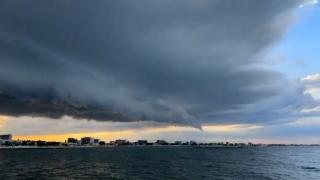 Cerul s-a întunecat brusc pe litoral şi a izbucnit o ploaie puternică. Turiştii au fugit unde au văzut cu ochii