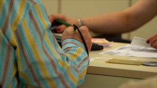 Recalcularea pensiilor, gata în proporţie de 50%. Beneficiarii, avertizaţi să citească atent deciziile pe care le vor primi