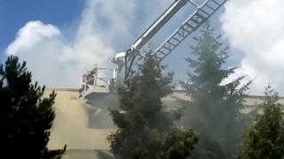 Bărbat la un pas să moară ars de viu, după ce locuinţa i-a fost cuprinsă de flăcări. Incendiu puternic într-un bloc din Oneşti