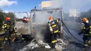 TIR cuprins de flăcări, pe un drum din Vâlcea. Şoferul a scăpat ca prin minune, după ce a sărit din maşină înainte să fie înghiţit de flăcări