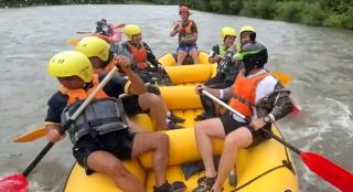 Senzaţia verii la munte: rafting în Bucovina. Cât costă o lecţie