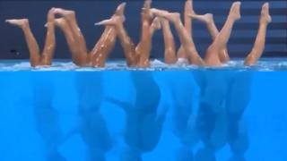 Omagiul adus legendarului Michael Jackson de echipa de înot sincron a SUA: moonwalk sub apă