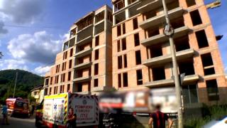 Muncitorul de 24 de ani care a căzut în gol de la etajul 6 a supravieţuit miraculos. Zgomotul puternic a alertat oamenii din zonă