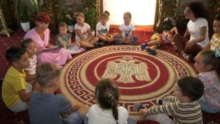 Cum arată o tabără de vară organizată în curtea bisericii. Experienţă inedită pentru 100 de copii din Oradea