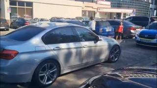 Și-a parcat mașina într-un loc în care aveau acces doar maşinile de poliţie. Ce a găsit șoferul din Pitești când s-a întors la vehicul