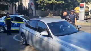 Un şofer din Piteşti a blocat toată Poliţia: a parcat fix pe aleea de acces din faţa secţiei, în faţa semnului "Interzis". Omul şi-a lăsat soţia de pază