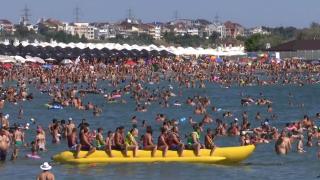 Staţiunea în care hotelurile au grad de ocupare 100%. Plajele sunt pline ochi de turişti. "Îmi place şi în club, peste tot"