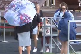 Vremea a dat peste cap planurile turiştilor în minivacanţă. O ploaie de câteva minute, la cota 2000, i-a trimis pe mulţi acasă