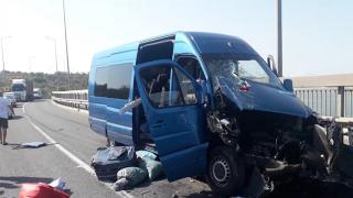 Plan roşu în Constanţa după un accident inexplicabil. Un autocar şi un microbuz s-au ciocnit violent deşi mergeau pe acelaşi sens